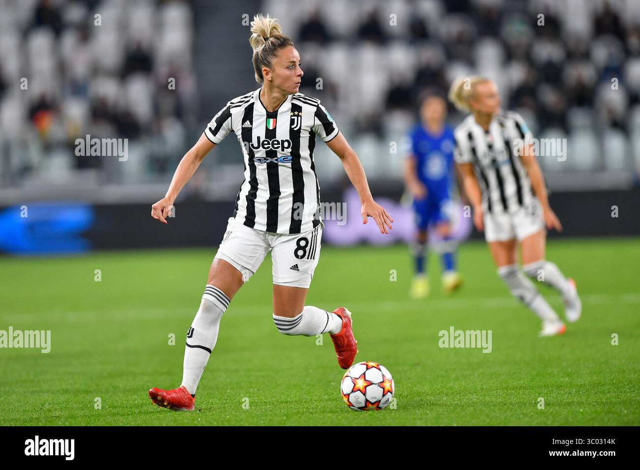 13. Oktober 2021, Italien, Turin: Turin, Italien. Oktober 2021. Martina Rosucci (8) von Juventus Womenâ im UEFA-Champions-League-Spiel zwischen Juventus und Chelsea im Juventus-Stadion in Turin., Credit:Tommaso Fimiano / ZUMA Press (Foto: © Tommaso Fimiano/Gonzales Foto via ZUMA Press) Stockfoto
