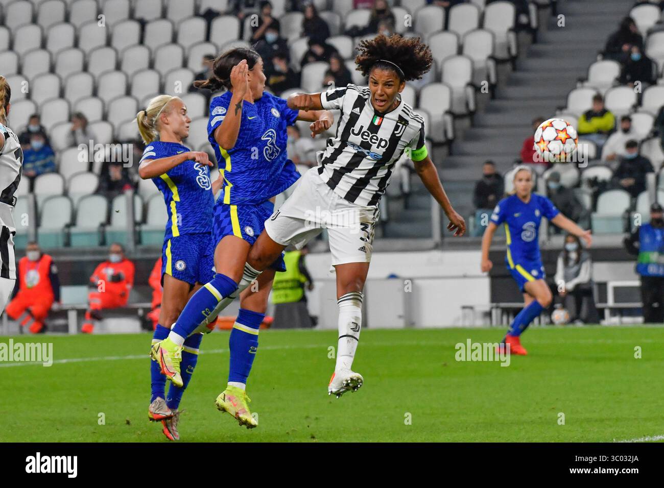13. Oktober 2021, Italien, Turin: Turin, Italien. Oktober 2021. Sara Gama (3) von Juventus Womenâ im UEFA-Champions-League-Spiel zwischen Juventus und Chelsea im Juventus-Stadion in Turin., Credit:Tommaso Fimiano / ZUMA Press (Foto: © Tommaso Fimiano/Gonzales Foto: ZUMA Press) Stockfoto