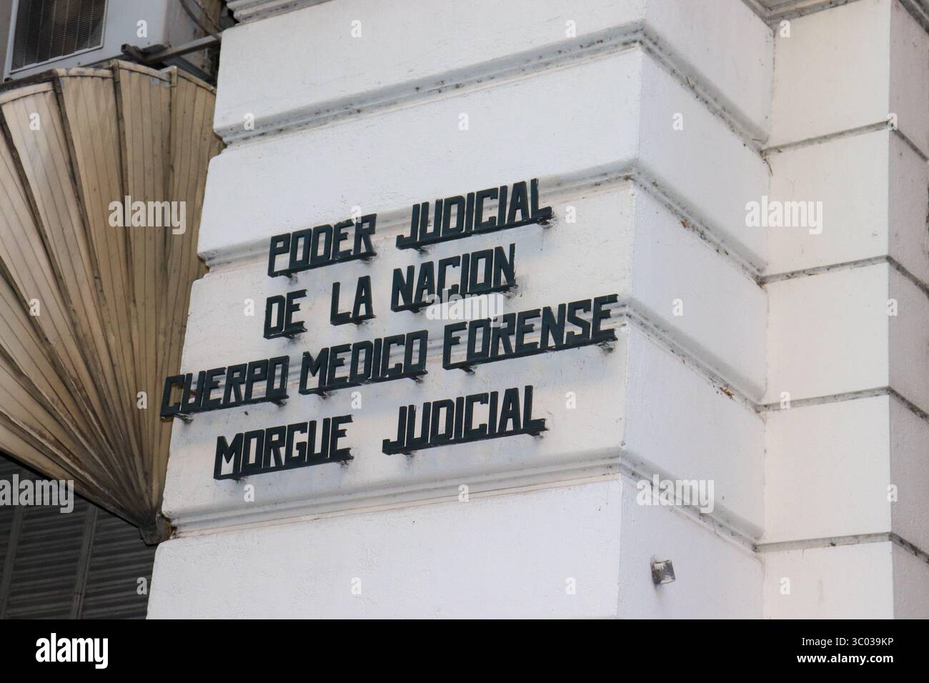 Nahaufnahme des Zeichens Judicial Power des Nation Forensic Medical Corps Judicial Leichenhalle an der Fassade eines Gebäudes in Buenos Aires Argentinien. Stockfoto
