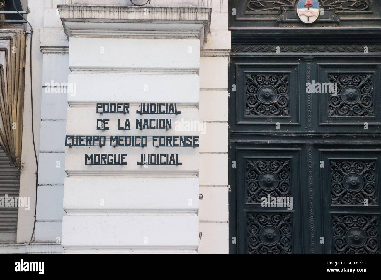 Eingang des historischen Gerichtsgebäudes in Buenos Aires, Argentinien. Einrichtung der nationalen Justizbehörde für forensische Ermittlungen Stockfoto