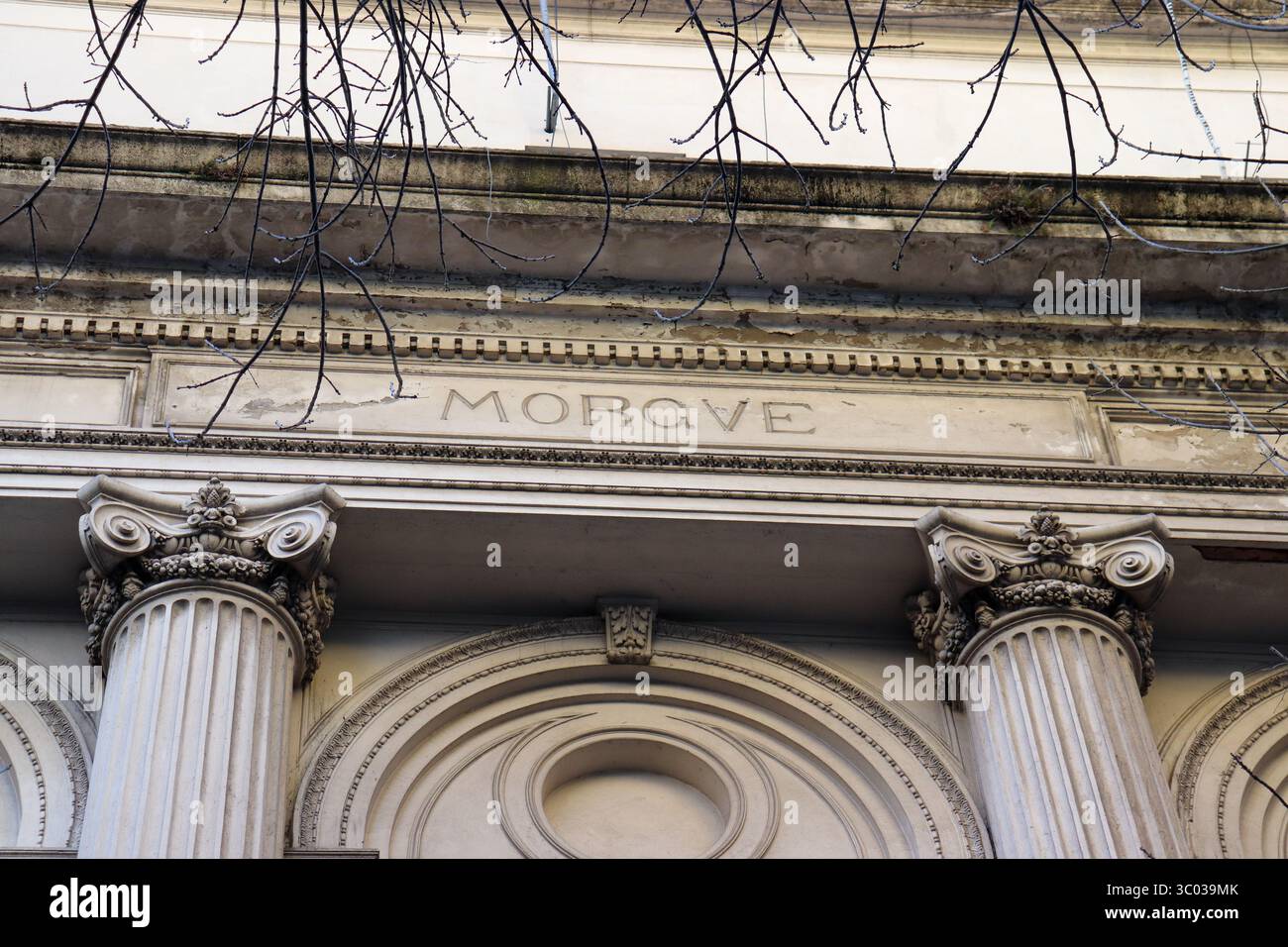Nahaufnahme des Wortes Leichenschauhaus auf der Fassade des Justizgebäudes in Buenos Aires, Argentinien. Stockfoto