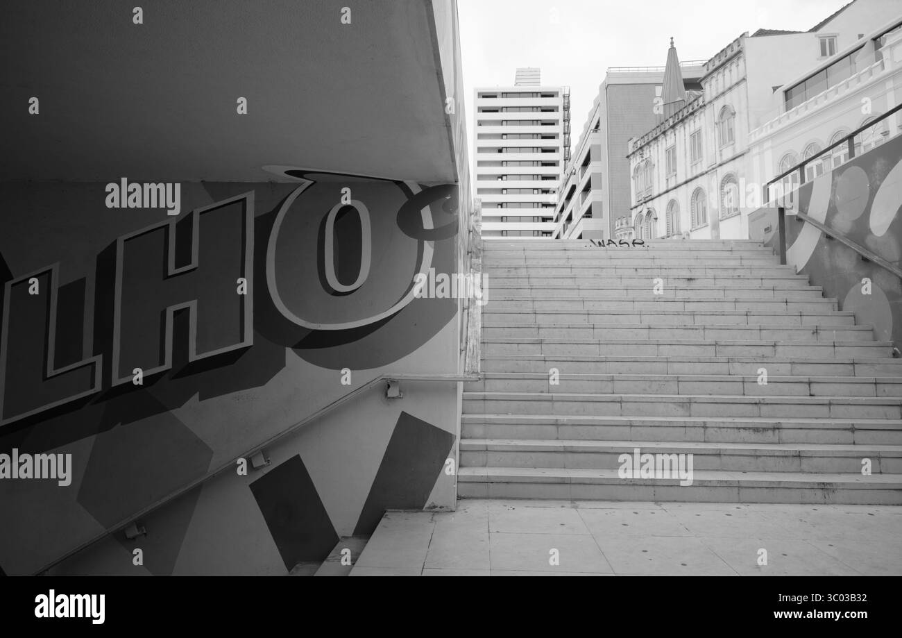 Städtische Treppe, eingerahmt von kühner Street Art und kontrastierenden architektonischen Stilen von Figueira da Foz Stockfoto