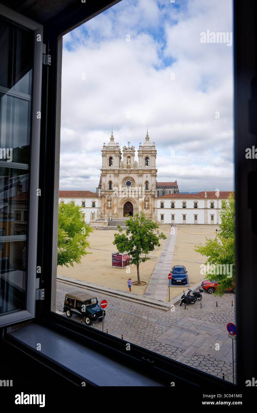 Gerahmter Blick auf das Kloster Alcobaca durch ein offenes Fenster Stockfoto