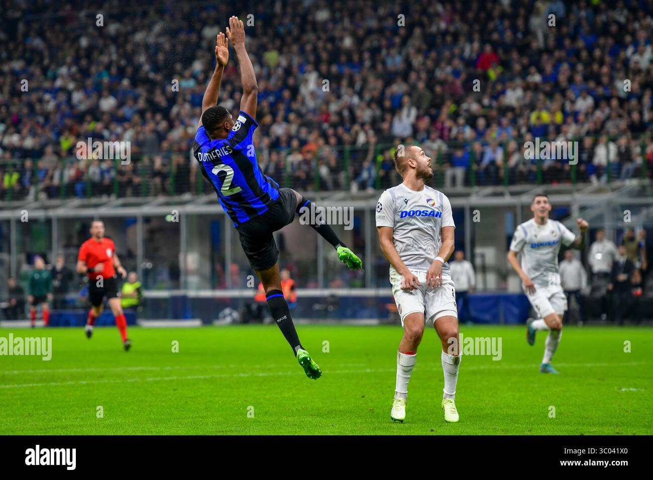 26. Oktober 2022, Italien, Mailand: Mailand, Italien. Oktober 2022. Denzel Dumfries (2) von Inter während des UEFA Champions League-Spiels zwischen Inter und Viktoria Plzen in Giuseppe Meazza in Mailand., Credit:Tommaso Fimiano / ZUMA Press (Credit Image: © Tommaso Fimiano/Gonzales Foto via ZUMA Press) Stockfoto