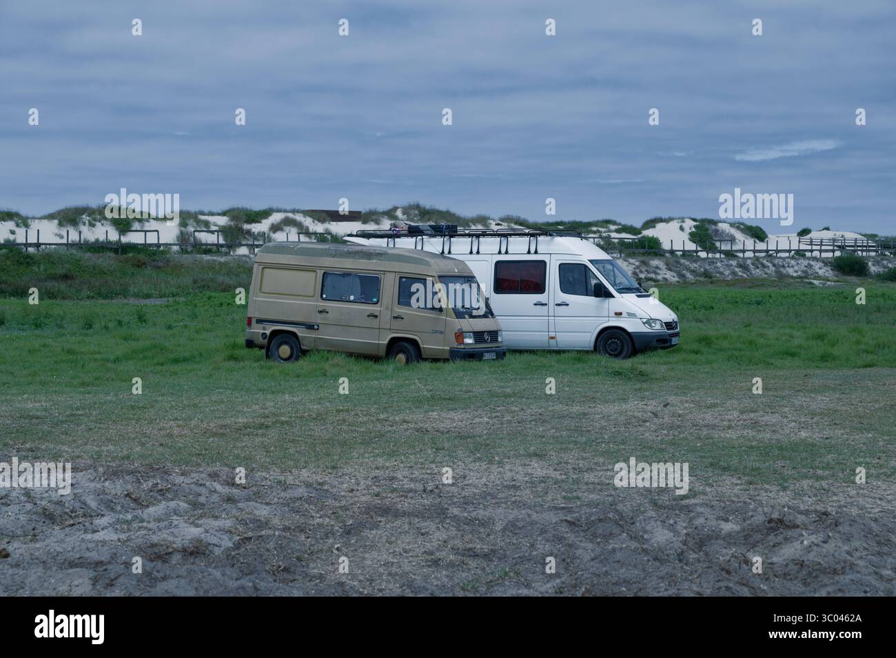 Zwei Wohnmobile parken an den Küstendünen in Portugal in der Nähe der Atlantikküste Stockfoto