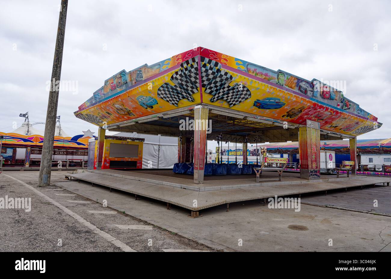 Leerer Pavillon mit Cartoon-Rennmotiv auf einem Messegelände Stockfoto