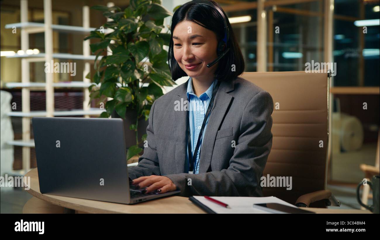 Asiatisch-koreanische Geschäftsfrau Frau im Büro Geschäftsfrau spricht Videoanruf online Treffen mit Laptop-Computer Betreiber Chinesisch Japanisch Mädchen Manager Stockfoto