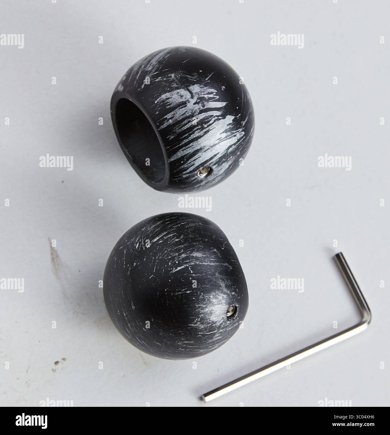 Stahlring mit Abriebmuster und Stahlstab isolierter Naturhintergrund mit Schnittpfad Stockfoto