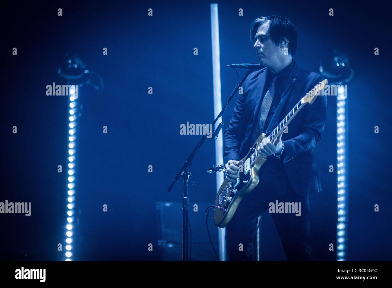 November 2017 - Kopenhagen, Dänemark - Dänemark, Kopenhagen - 14. November 2017. Die amerikanische Rockband Queens of the Stone Age gibt ein Live-Konzert im Tap1 in Kopenhagen. Hier ist Gitarrist Troy Van Leeuwen live auf der Bühne zu sehen. (Foto: Gonzales Photo - Peter Troest) (Foto: © Thomas Rasmussen/Gonzales Photo via ZUMA Press) Stockfoto