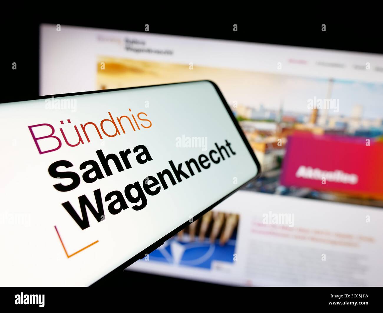 In dieser Fotoabbildung ist ein Smartphone mit dem Logo der deutschen Partei Bündnis Sahra Wagenknecht (BSW) auf dem Bildschirm vor der Website zu sehen. Stockfoto