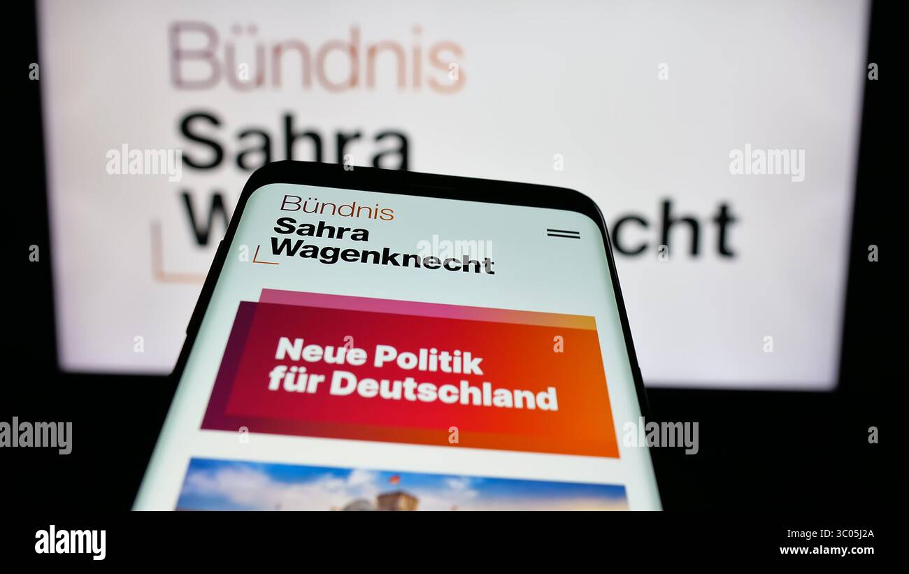 In dieser Fotoabbildung ist ein Mobiltelefon mit der Website des Bündnisses Sahra Wagenknecht (BSW) vor dem Logo auf dem Bildschirm zu sehen. Stockfoto