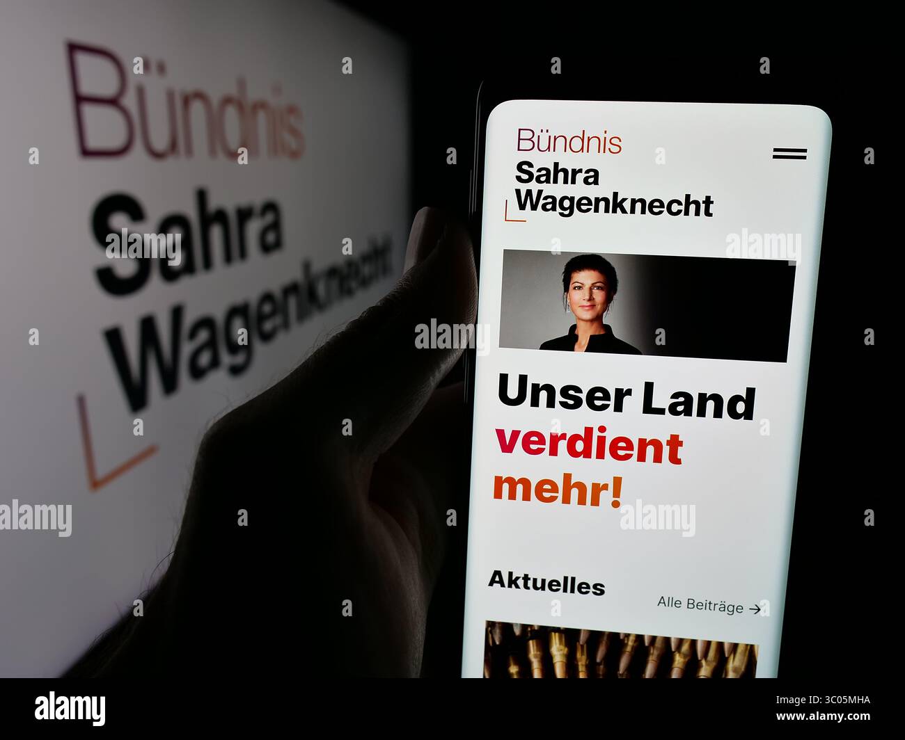 Deutschland. Juni 2025. In dieser Fotoabbildung hält eine Person ein Handy mit der Webseite des Bündnisses Sahra Wagenknecht (BSW) auf dem Bildschirm vor dem Logo. (Foto von Timon Schneider/SOPA Images/SIPA USA) *** ausschließlich für redaktionelle Nachrichten *** Credit: SIPA USA/Alamy Live News Stockfoto