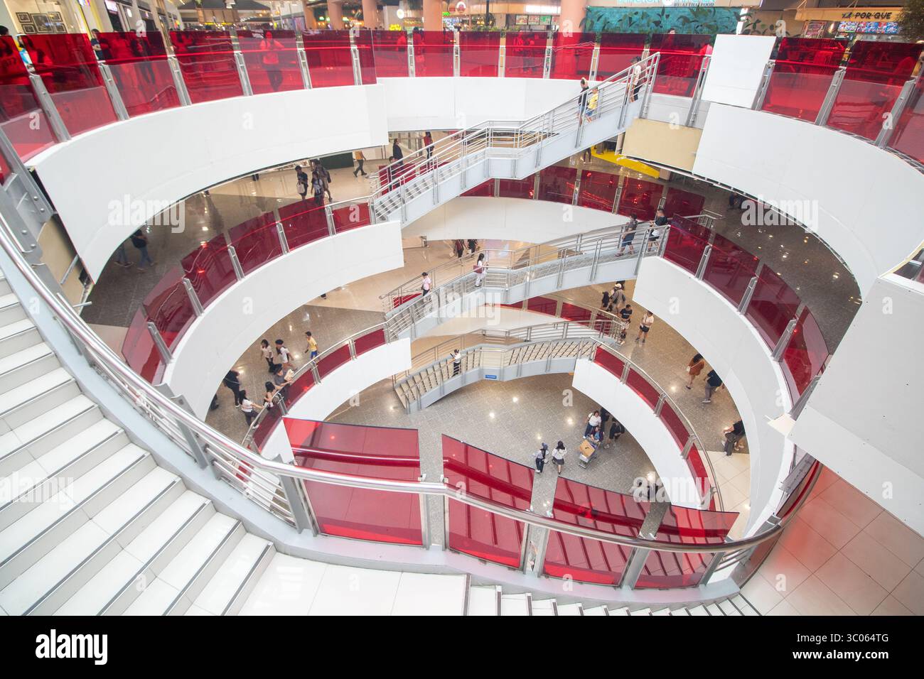 Treppe im belebten SM City Cebu, einem der größten Einkaufszentren in Cebu City, Philippinen, voller Einkäufer und täglicher Aktivitäten Stockfoto