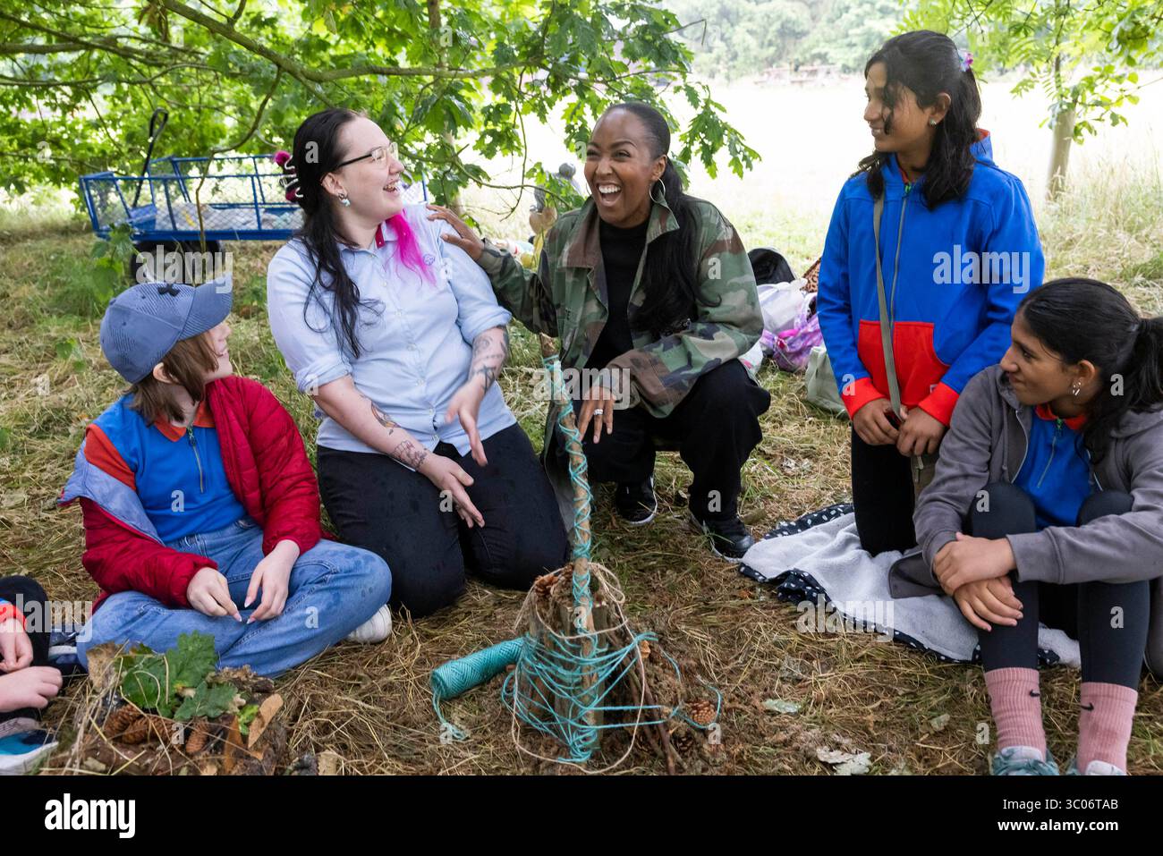 Angellica Bell (Zentrum), die Fernsehmoderatorin und neu ernannte Girlguiding-Botschafterin, beteiligt sich an der Herstellung von Bughotels für das neue Entomology-Abzeichen mit Guides (Namen nicht angegeben) in Topstones, Leicestershire, um die Einführung von 72 neuen Interessenabzeichen für Mädchen in der Jugendorganisation zu feiern. Ausgabedatum: Montag, 21. Juli 2025. Stockfoto