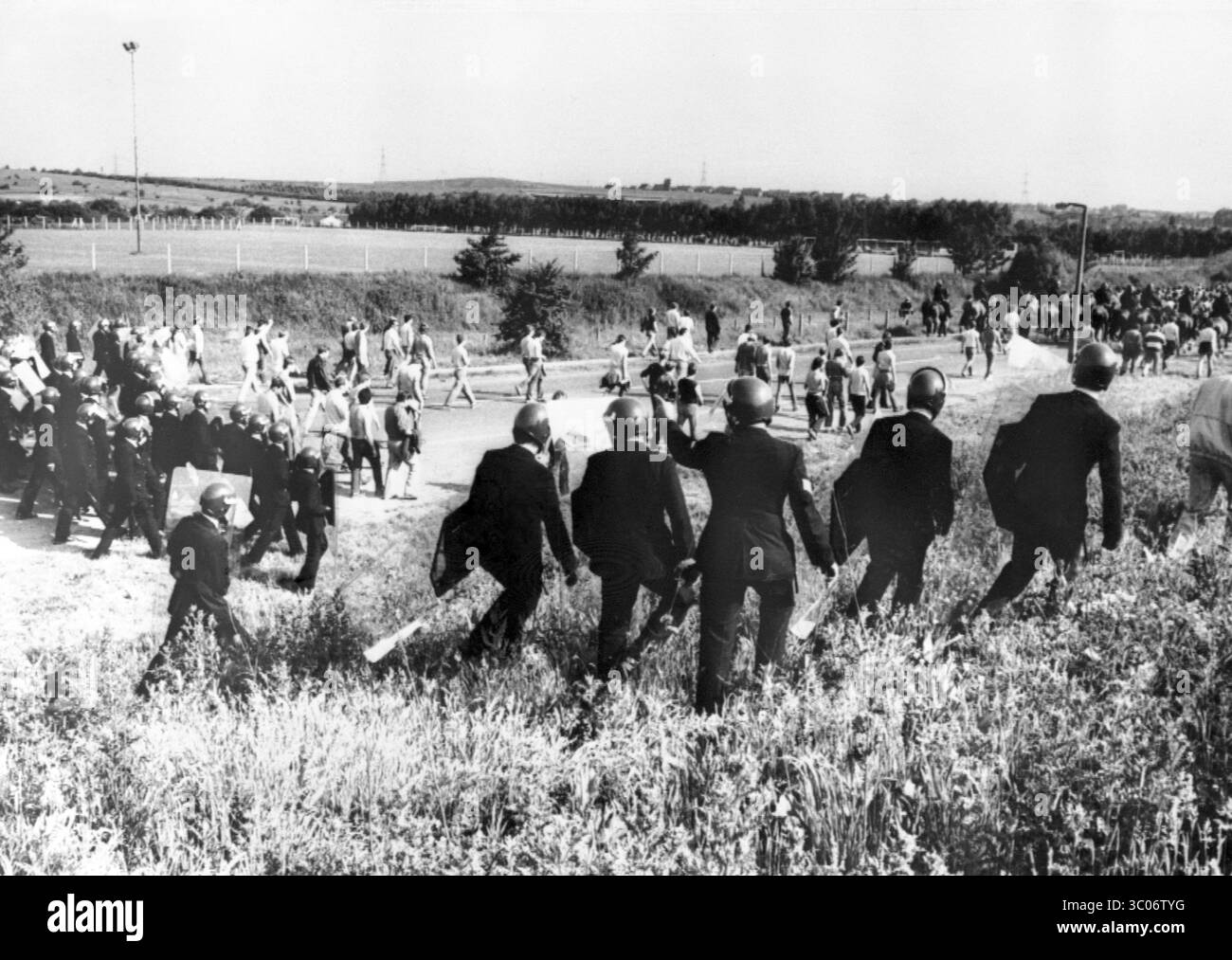 Aktenfoto vom 18. April 6/1984, in dem Polizei in Anti-Aufruhr-Ausrüstung Pflücker von ihrer Position in der Nähe der Kokerei Orgreave bei Rotherham begleitet. Eine öffentliche Untersuchung der gewalttätigen Konfrontation in Orgreave während des Streiks der Bergleute 1984 wird in diesem Jahr eingeleitet, wie die Regierung angekündigt hat. Die Untersuchung, die voraussichtlich im Herbst starten wird, soll die Ereignisse im Zusammenhang mit den Zusammenstößen im Kokerei Orgreave in South Yorkshire am 18. Juni 1984 untersuchen, bei denen 120 Verletzungen verursacht wurden. Ausgabedatum: Montag, 21. Juli 2025. Stockfoto