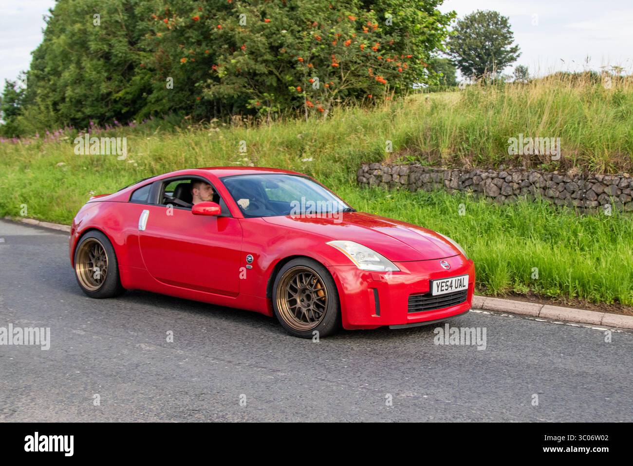 2004 Red Nissan 350Z V6 2-Türer Coupé Benzinmotor 3498 ccm; auf der Wheels Up North Weekender Classic und Performance, Sammler und Enthusiasten Motorshow. Kendal, Großbritannien Stockfoto