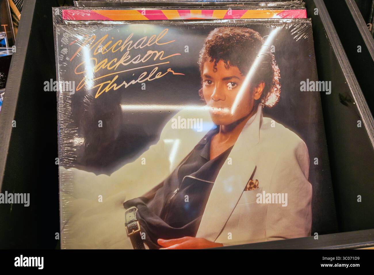 Almaty, Kasachstan - 8. Juli 2025: Michael Jackson 'Thriller' Album auf Vinyl-Platte. Popmusik Stockfoto
