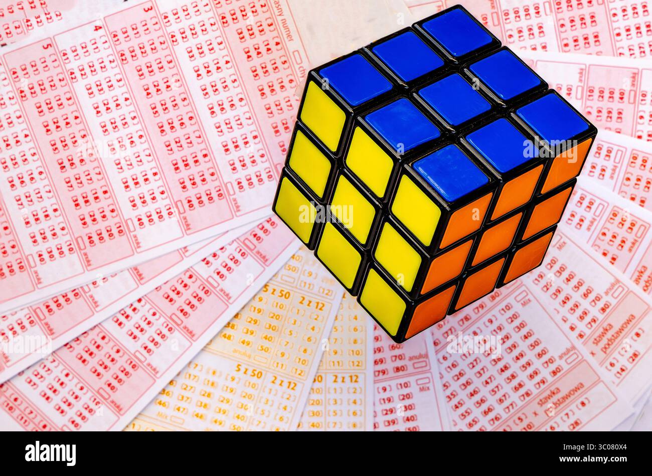 Glücksspiele, bunte Würfel, die über Lottoscheine in die Luft geworfen werden, sucht nach Zahlenspielen und Lotterien Stockfoto