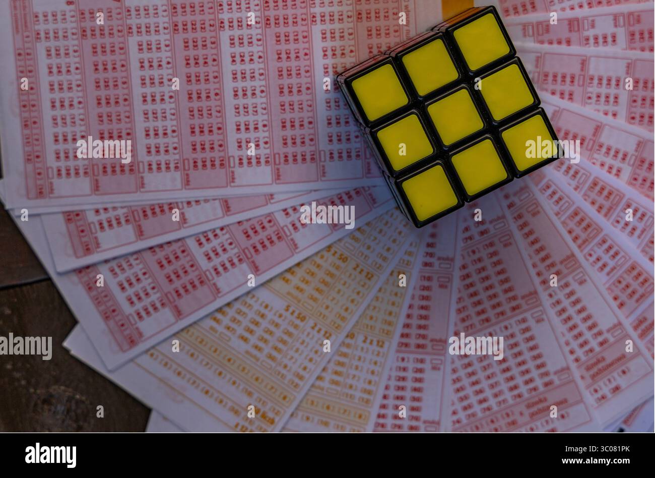 Glücksspiele, bunte Würfel, die über Lottoscheine in die Luft geworfen werden, sucht nach Zahlenspielen und Lotterien Stockfoto