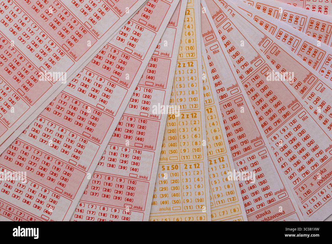 Tickets für ein Zahlenspiel, großer Lottogewinn, leere, unmarkierte Tickets in einer internationalen Lotterie, Verlosung in einem Glücksspiel Stockfoto