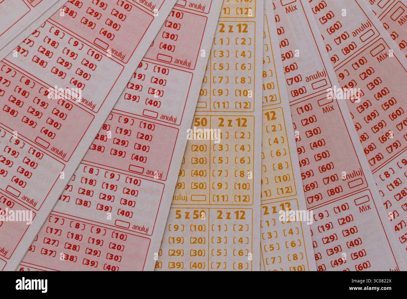 Tickets für ein Zahlenspiel, großer Lottogewinn, leere, unmarkierte Tickets in einer internationalen Lotterie, Verlosung in einem Glücksspiel Stockfoto
