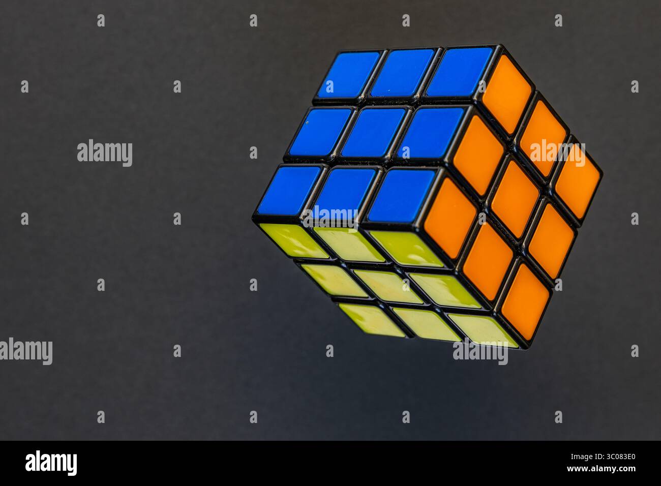 Farbenfroher Rubik's Cube auf schwarzem Hintergrund, Glücksspiele und Arcade-Spiele Stockfoto