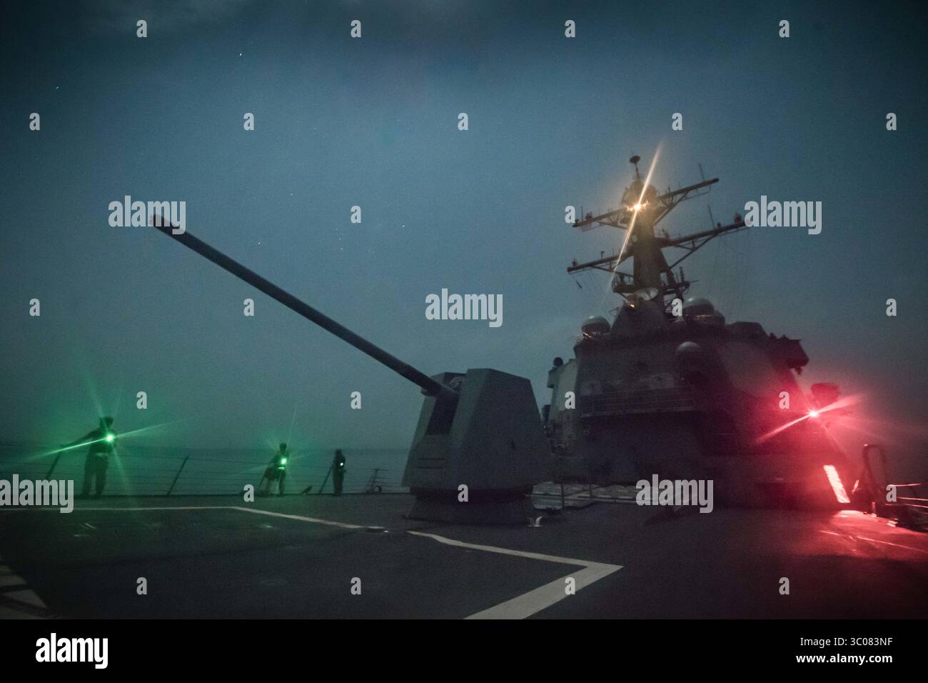 1. September 2018: Im Indischen Ozean stehen die Seeleute bei Nacht auf dem Vorläufer des Raketenzerstörers USS Jason Dunham (DDG 109). Jason Dunham wird in das Einsatzgebiet der 5. US-Flotte eingesetzt, um Marineoperationen zu unterstützen, um die Stabilität und Sicherheit des Seeverkehrs in der Zentralregion zu gewährleisten, indem er das Mittelmeer und den Pazifik durch den westlichen Indischen Ozean und drei strategische Drosselpunkte verbindet. (Kreditbild: © U.S. Navy/ZUMA Wire/ZUMAPRESS.com) Stockfoto