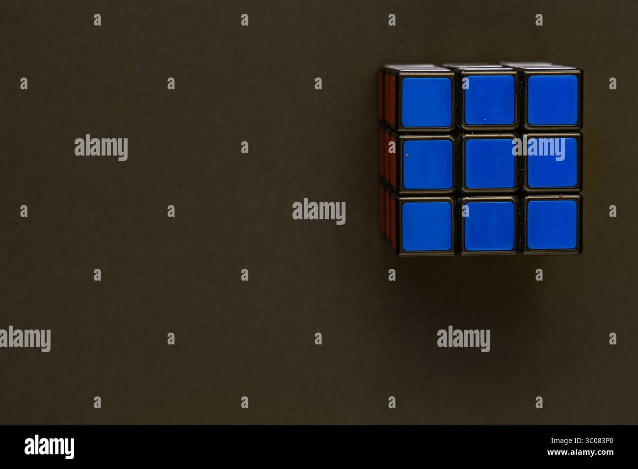 Farbenfroher Rubik's Cube auf schwarzem Hintergrund, Glücksspiele und Arcade-Spiele Stockfoto