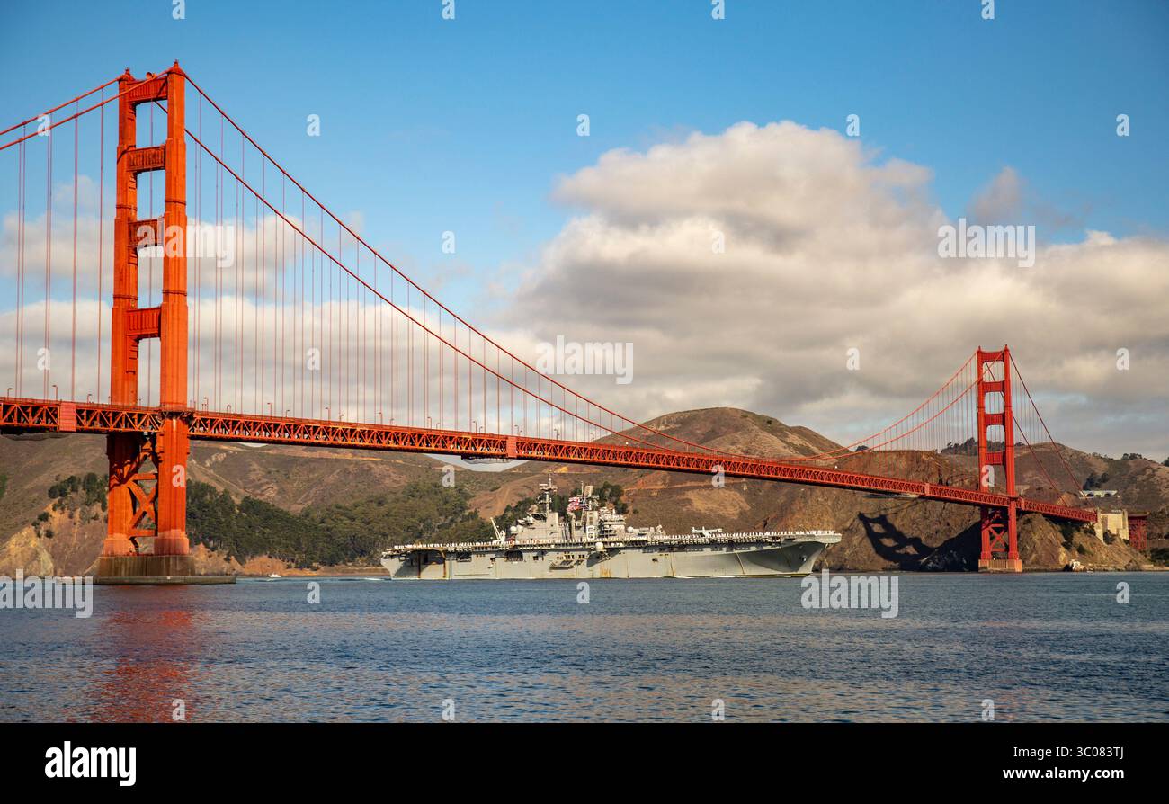29. September 2018 – San Francisco, Kalifornien, USA – Marines und Seeleute an Bord des amphibischen Angriffsschiffs USS Bonhomme Richard (LHD 6) passieren die Golden Gate Bridge und nehmen an der San Francisco Fleet Week 2018, September, Teil. 30, 2018. Die San Francisco Fleet Week bietet der amerikanischen Öffentlichkeit Gelegenheit, ihr Marine Corps zu treffen. Die Flottenwoche San Francisco wird das Personal, die Ausrüstung, die Technologie und die Fähigkeiten der Marine hervorheben, wobei der Schwerpunkt auf der humanitären Hilfe und der Katastrophenhilfe liegt. (Kreditbild: © U.S. Navy/ZUMA Wire/ZUMAPRESS.com) Stockfoto