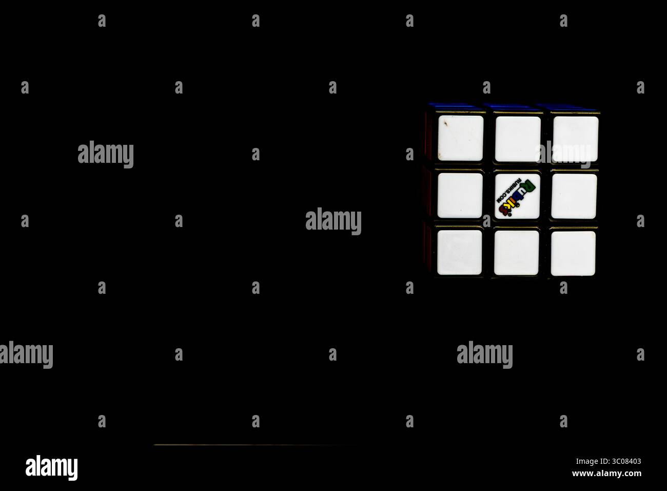 Farbenfroher Rubik's Cube auf schwarzem Hintergrund, Glücksspiele und Arcade-Spiele Stockfoto