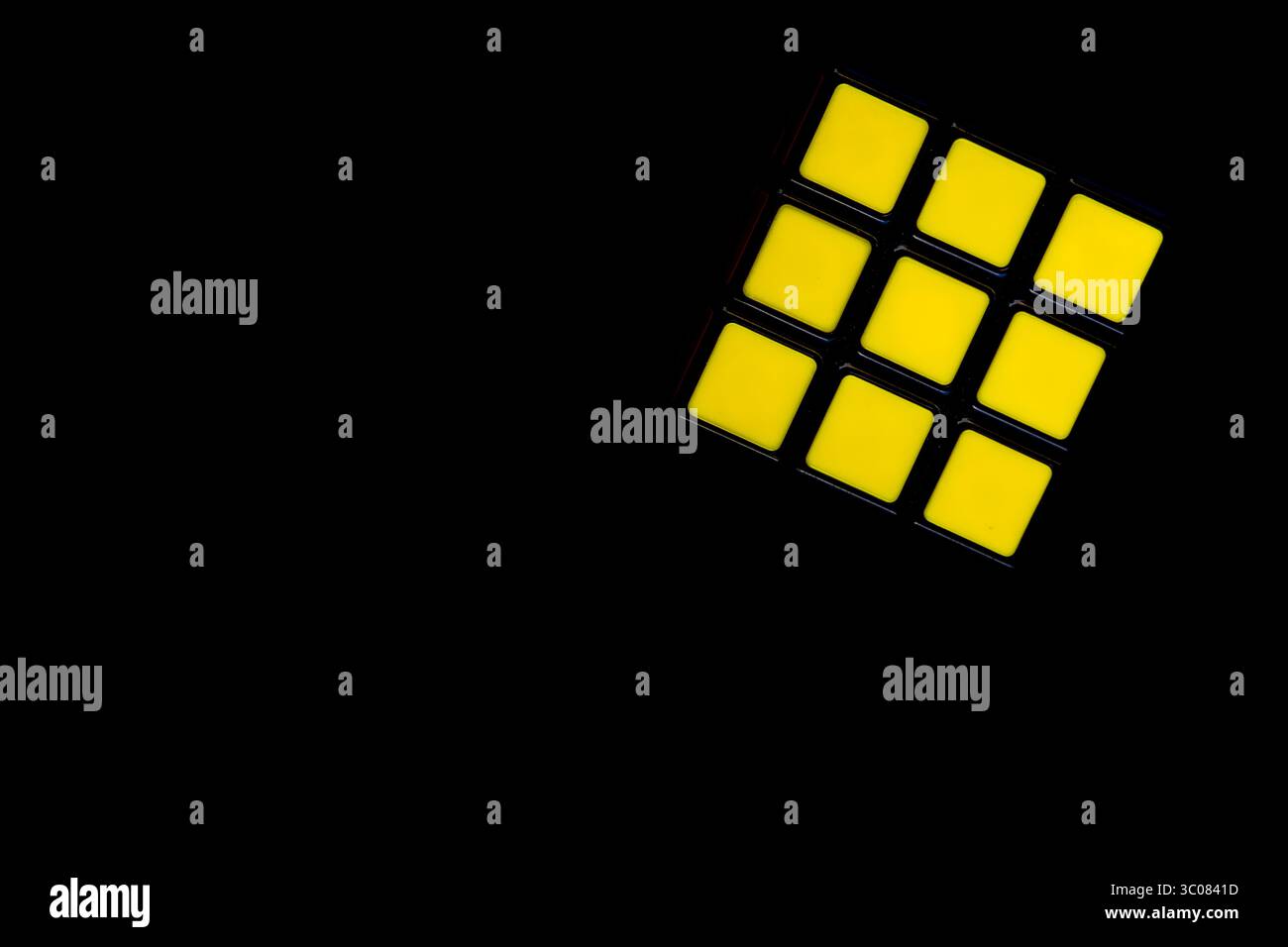 Farbenfroher Rubik's Cube auf schwarzem Hintergrund, Glücksspiele und Arcade-Spiele Stockfoto