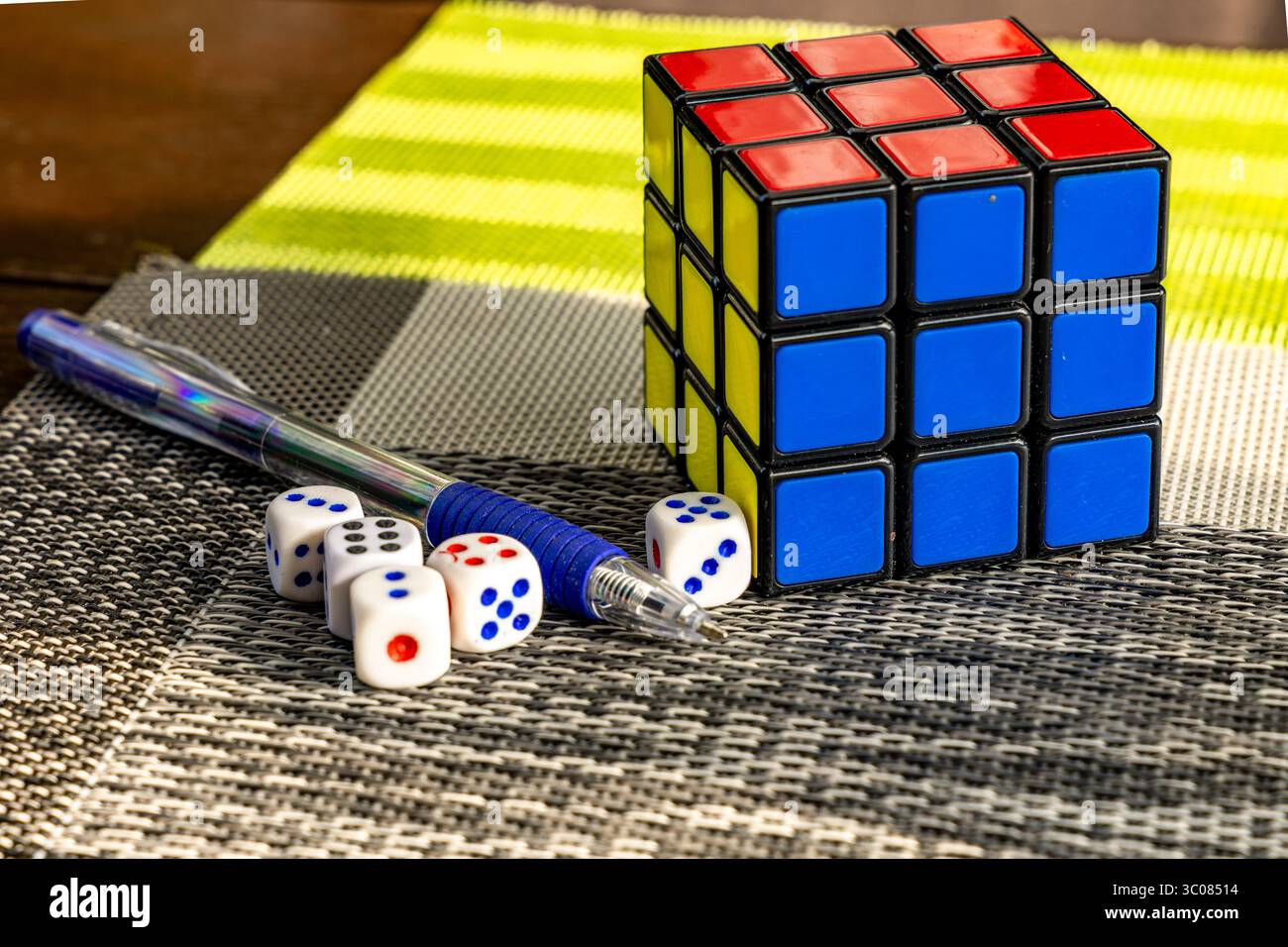 Farbenfroher Würfel zum Stapeln, Lotteriescheine, großer Lotteriegewinn, Glücksspiele Glückszahlen, großer Lotteriegewinn Stockfoto