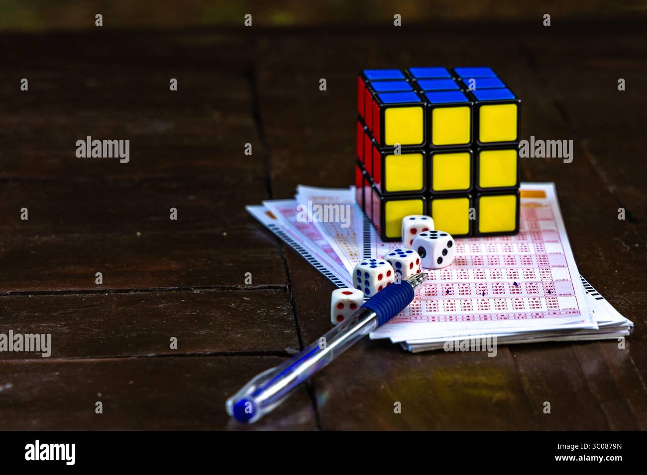 Das Ausstreichen von Glückszahlen in einer großen Geldverlosung, ein Lottoticket, das Markieren von Zahlen mit einem Stift auf einem Spielschein Stockfoto