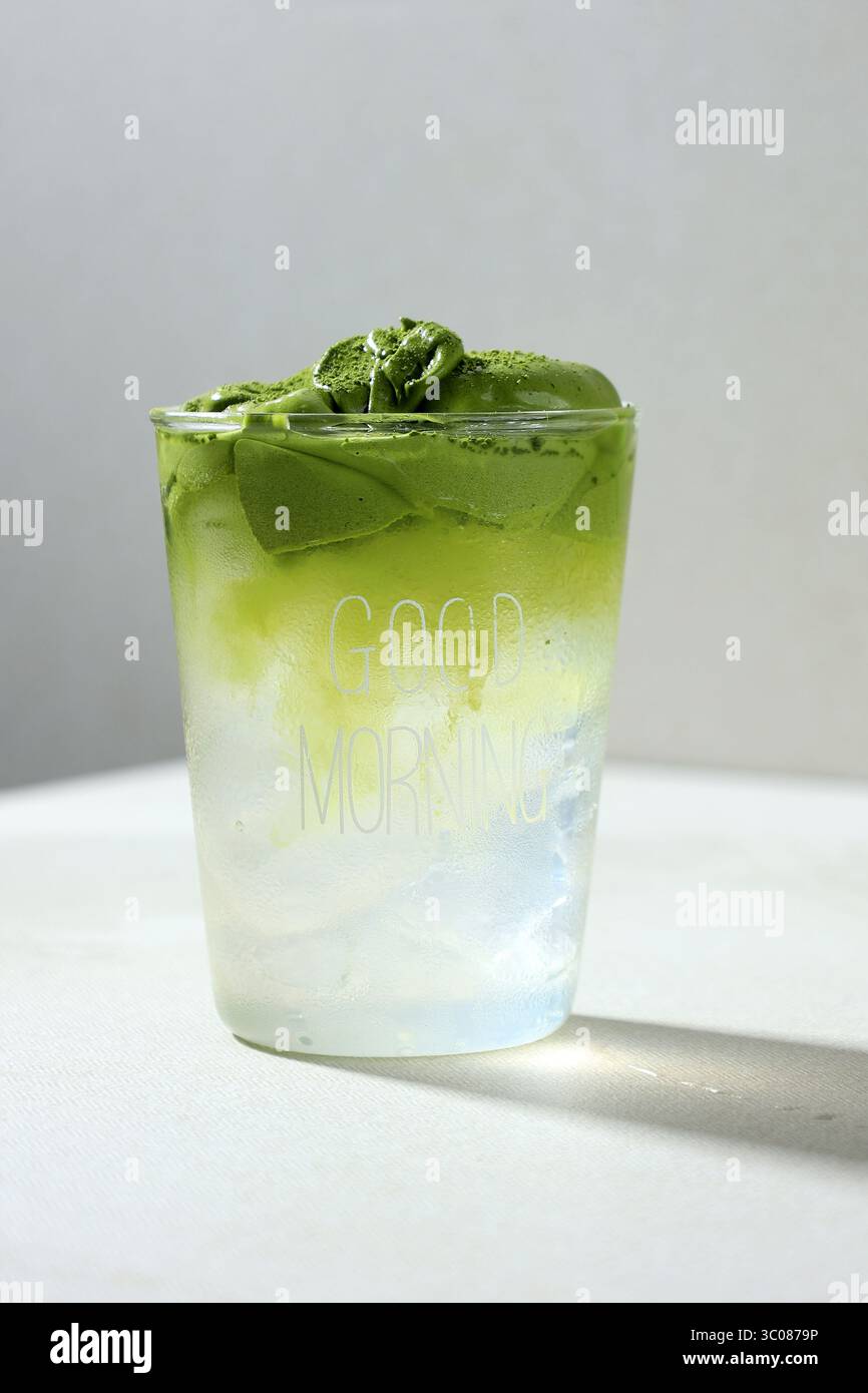 Dalgona Creamy Cloud Matcha Drink, Foamy Greentea on Coconut Water Drink Stockfoto