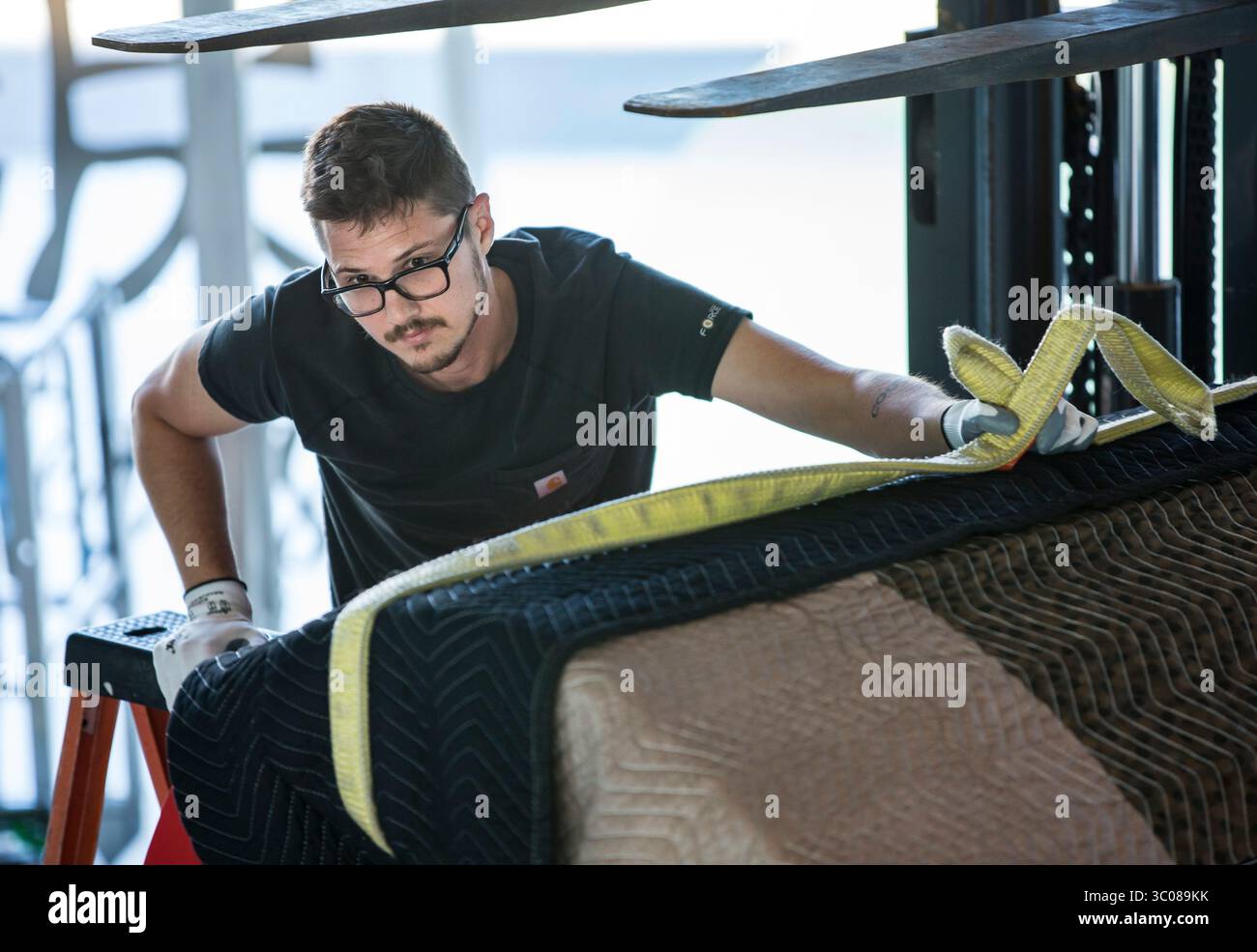 12. Oktober 2018 - Tampa, Florida, USA - MONICA HERNDON | Times.will Bergmann von der Albright-Knox Art Gallery in Buffalo, New York, bringt die Robert Indiana Skulptur Love am 12. Oktober 2018 im Tampa Museum of Art in Tampa, Florida. Die Robert Indiana: A Sculpture Retrospective Ausstellung wird vom 25. Oktober 2018 bis 17. März 2019 zu sehen sein. Er befasst sich mit den Arbeiten der fünf Jahrzehnte langen Karriere Indianas, darunter Gemälde, Drucke und Zeichnungen sowie seine Skulptur. (Foto: © Monica Herndon/Tampa Bay Times via ZUMA Wire) Stockfoto