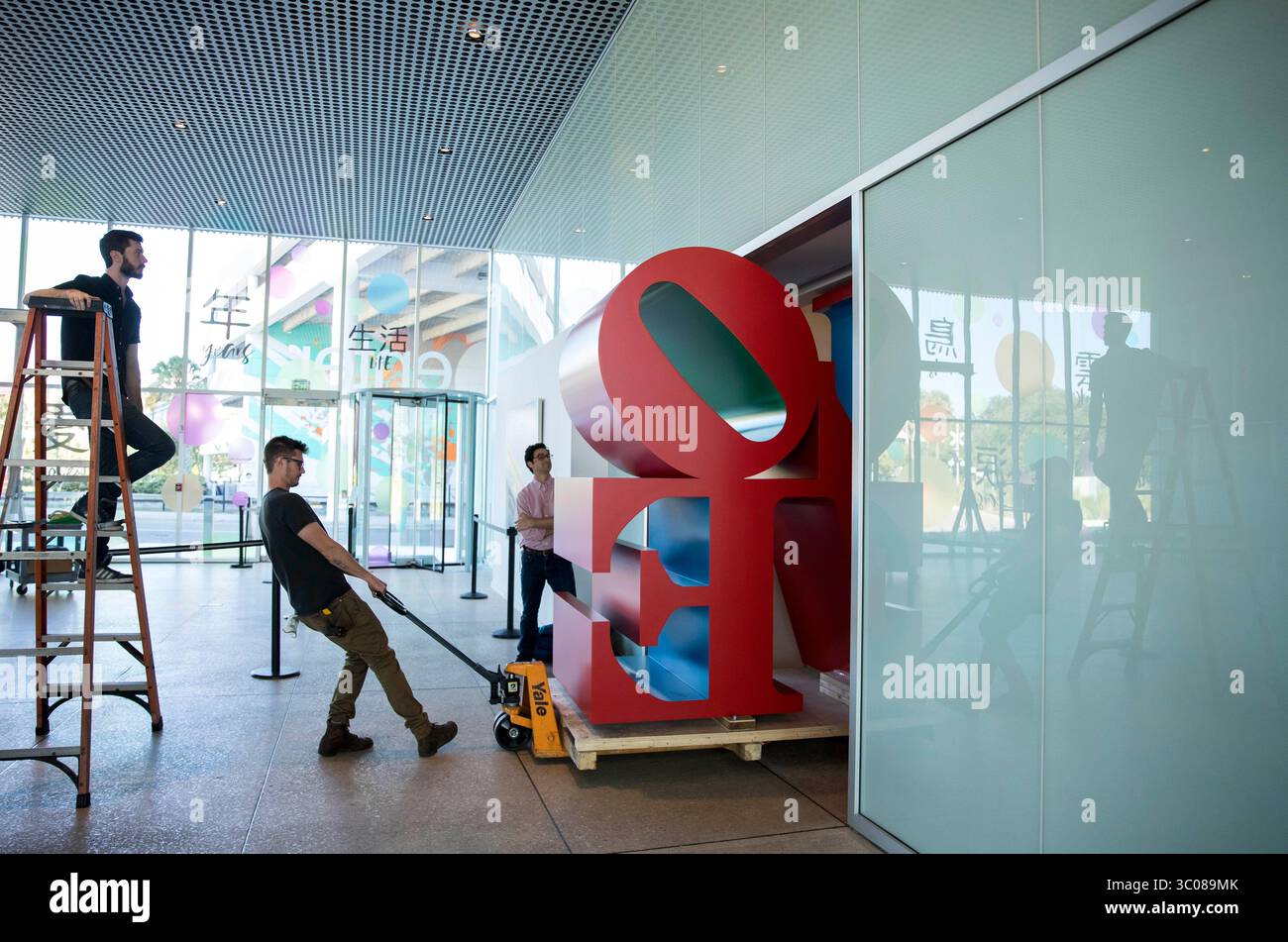 12. Oktober 2018 - Tampa, Florida, USA - MONICA HERNDON | Times.will Bergmann von der Albright-Knox Art Gallery in Buffalo, New York, bringt die Robert Indiana Skulptur Love am 12. Oktober 2018 im Tampa Museum of Art in Tampa, Florida. Die Robert Indiana: A Sculpture Retrospective Ausstellung wird vom 25. Oktober 2018 bis 17. März 2019 zu sehen sein. Er befasst sich mit den Arbeiten der fünf Jahrzehnte langen Karriere Indianas, darunter Gemälde, Drucke und Zeichnungen sowie seine Skulptur. (Foto: © Monica Herndon/Tampa Bay Times via ZUMA Wire) Stockfoto