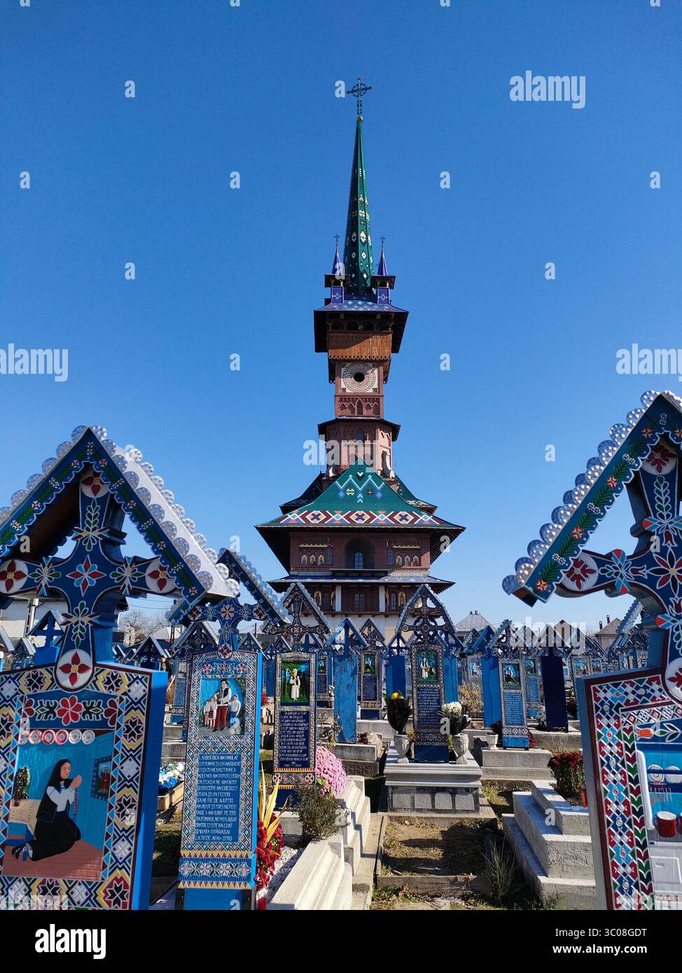 Der frohe Friedhof (Cimitirul Vesel), aus dem Dorf Săpânţa, Kreis Maramureş, Rumänien - Smartphone-aufgenommenes Stockfoto