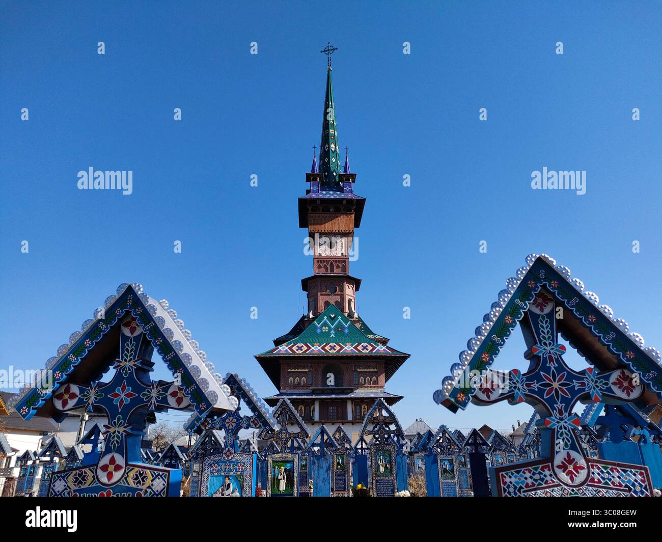 Der frohe Friedhof (Cimitirul Vesel), aus dem Dorf Săpânţa, Kreis Maramureş, Rumänien - Smartphone-aufgenommenes Stockfoto