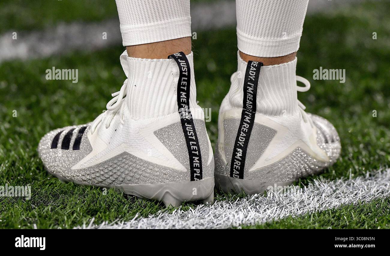 14. Oktober 2018 - Foxborough, MA, USA - Quarterback der Kansas City Chiefs Patrick Mahomes trägt glitzernde Schuhe beim Aufwärmen vor dem Spiel gegen die New England Patriots am Sonntag, 14. Oktober 2018 im Gillette Stadium in Foxborough, Mass. (Foto: © John Sleezer/Kansas City Star/TNS via ZUMA Wire) Stockfoto
