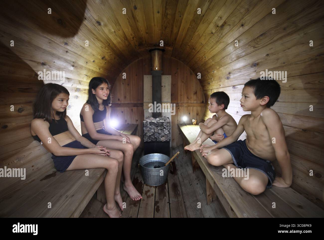 September 2018 - Rochester, MN, USA - The Rice Children, Nahla, 10, Becca, 12, Daniel, 6, und Hudson, 8, saugen die Hitze in der Sauna im Hinterhof auf. (Bild: © Brian Peterson/Minneapolis Star Tribune/TNS via ZUMA Wire) Stockfoto