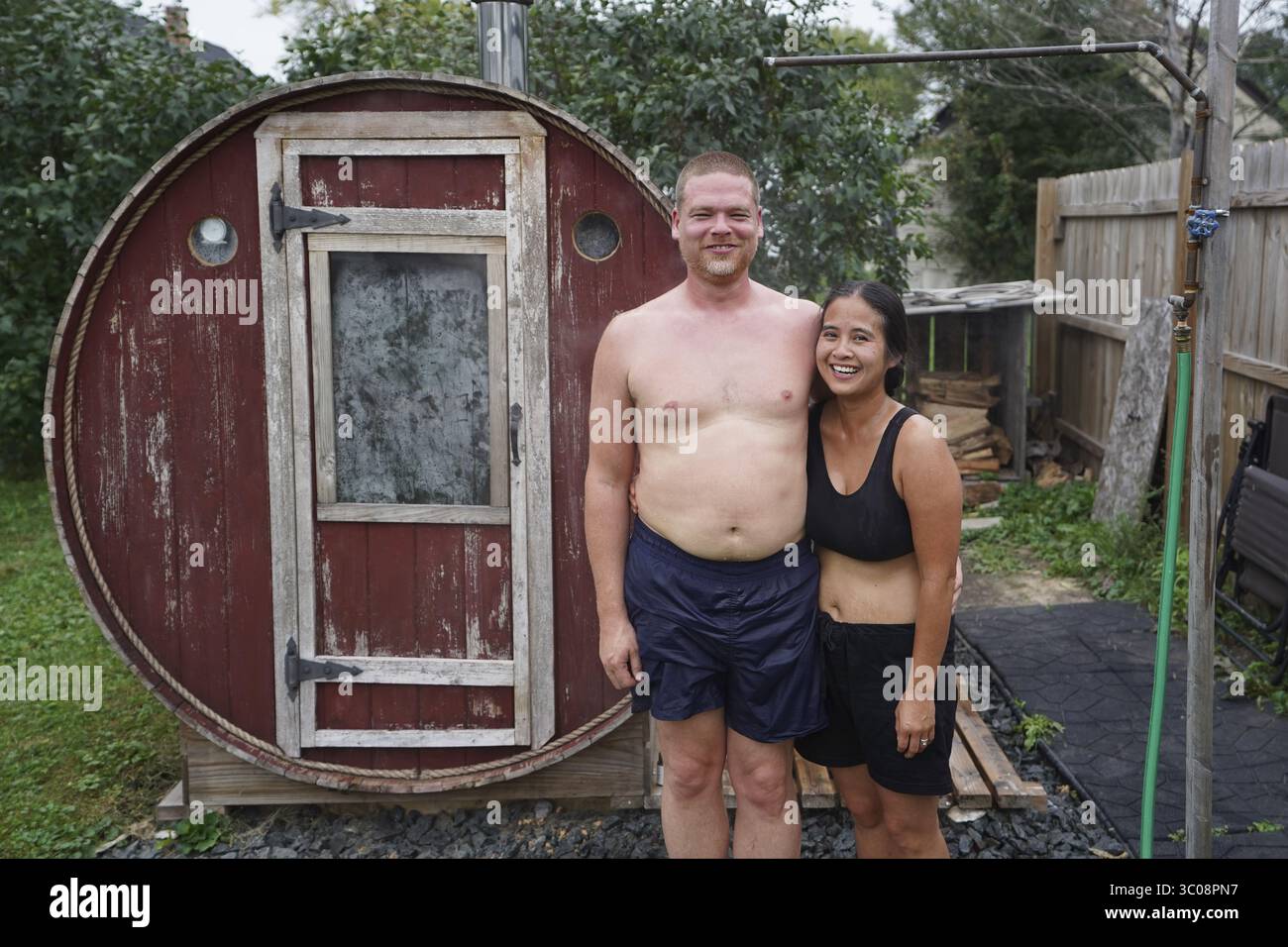 25. September 2018: Rochester, MN, USA: Christopher und Julie Rice kämpfen mit ihrer Ehe. Dann nahmen sie zusammen eine Sauna. Es wurde etwas angeklickt. Drei Jahre später hat das Rochester-Paar auf Facebook eine holzverbrennende Sauna-Gemeinschaft gegründet, die im wirklichen Leben zu einer Sauna-liebenden Gemeinschaft geführt hat. Sie reisen durch das Land auf der Suche nach abgelegenen finnischen Saunen. (Bild: © Brian Peterson/Minneapolis Star Tribune/TNS via ZUMA Wire) Stockfoto
