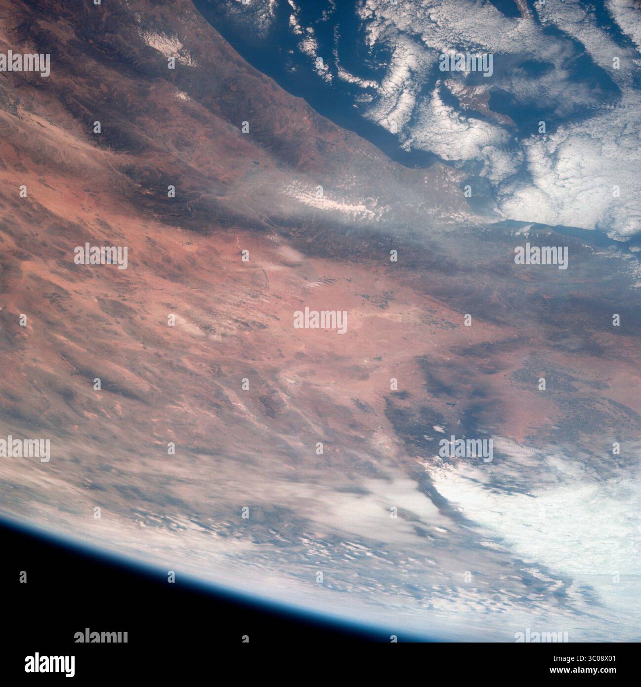 12. Oktober 2018 – Kalifornien, USA – DATEI – diese Ansicht von Südkalifornien wurde von der Apollo 7-Crew während ihrer 18. Revolution der Erde am 12. Oktober 1968 aufgenommen. Fotografiert aus einer Höhe von 124 Seemeilen, kann die Küste Kaliforniens von Point Mugu südwärts bis Oceanside gesehen werden. Santa Catalina kann man unter den Wolken vor der Küste sehen. Details der Gegend von Los Angeles werden durch die Verschmutzung verdeckt, die sich von der Verbotssperre für 100 Meilen westwärts bis hinter Malibu erstreckt. Im oberen Teil des Fotos ist (von links nach rechts) das San Joaquin Valley jenseits von Bakersfield zu sehen, das Techac Stockfoto