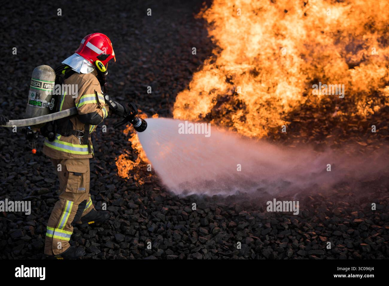 10. Oktober 2018 - Ramstein Air Base, Deutschland - Ein lettischer Luftwaffenfeuerwehrmann löscht einen simulierten Brand während eines Kurses der US Air Forces in Europe NATO Firefighter Partnership auf dem Luftwaffenstützpunkt Ramstein, Deutschland, 10. Oktober 2018. Der Kurs ermöglichte es NATO-Verbündeten, gemeinsam mit NATO-Absturzverfahren und -Feuerverfahren in einer simulierten Umgebung zu trainieren. (Bild: © U.S. Air Force/ZUMA Wire/ZUMAPRESS.com) Stockfoto
