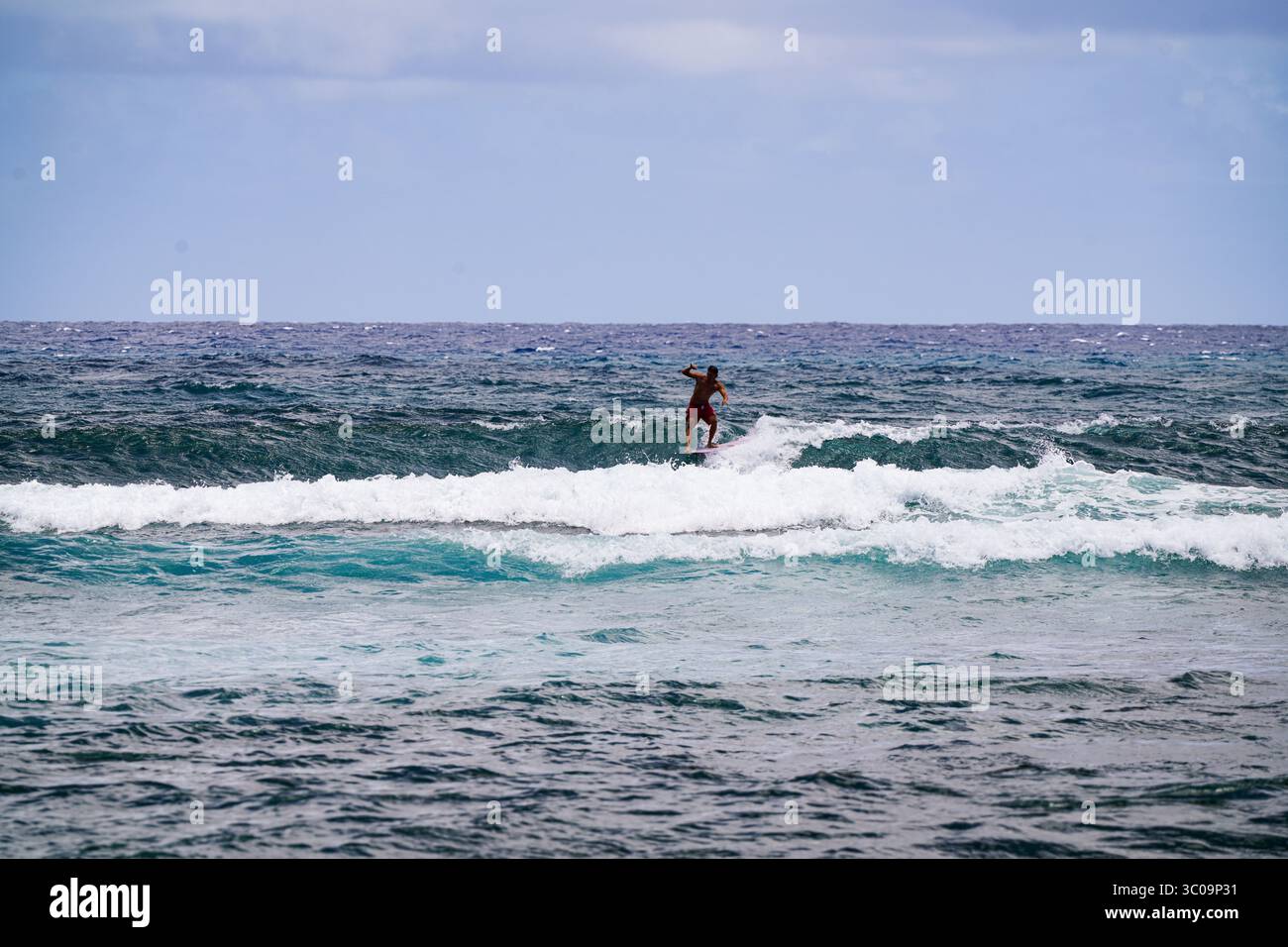 Surfer auf den Wellen in Maui, Hawaii Stockfoto