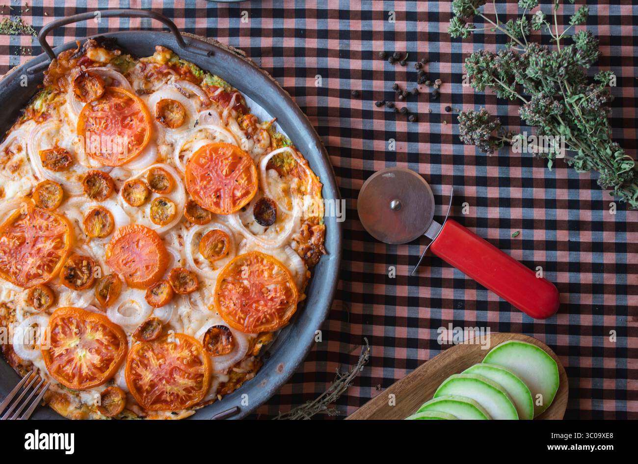 Köstliche hausgemachte Pizza mit frischen Zutaten Stockfoto