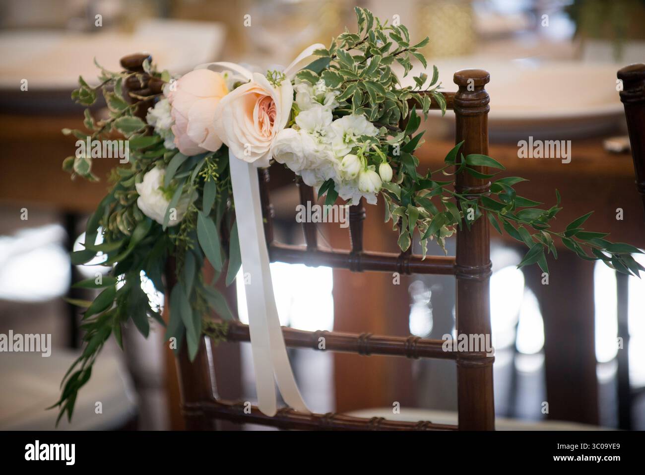 Blumenstuhl Rückendekoration mit pfirsichfarbenen und weißen Blumen Stockfoto