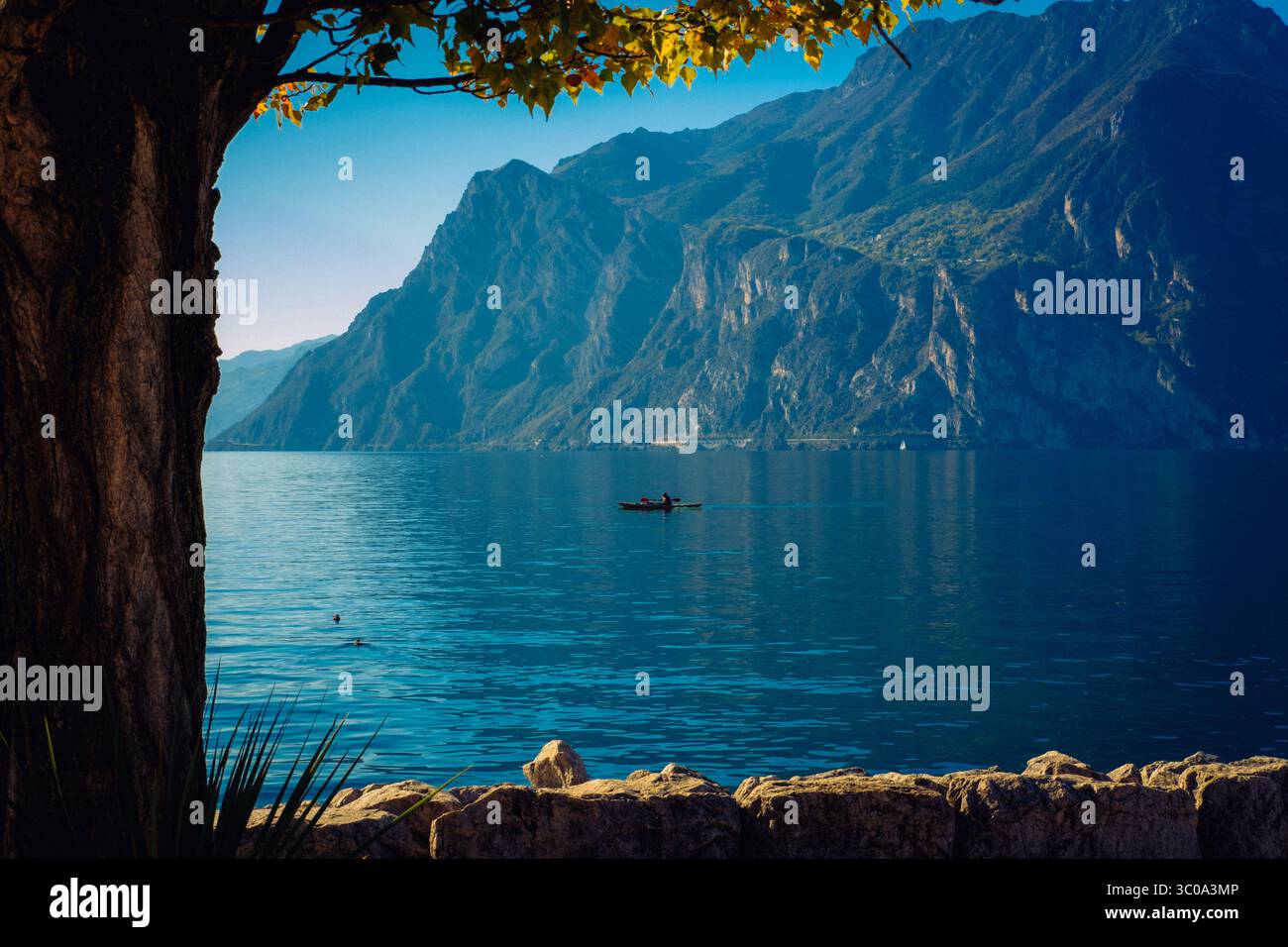 Herbst Gardasee Berge und Bootsblick Stockfoto