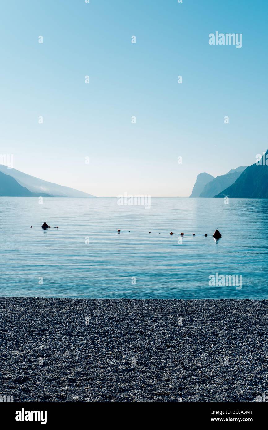Blick auf die Berge des Gardasees auf der Promenade Stockfoto