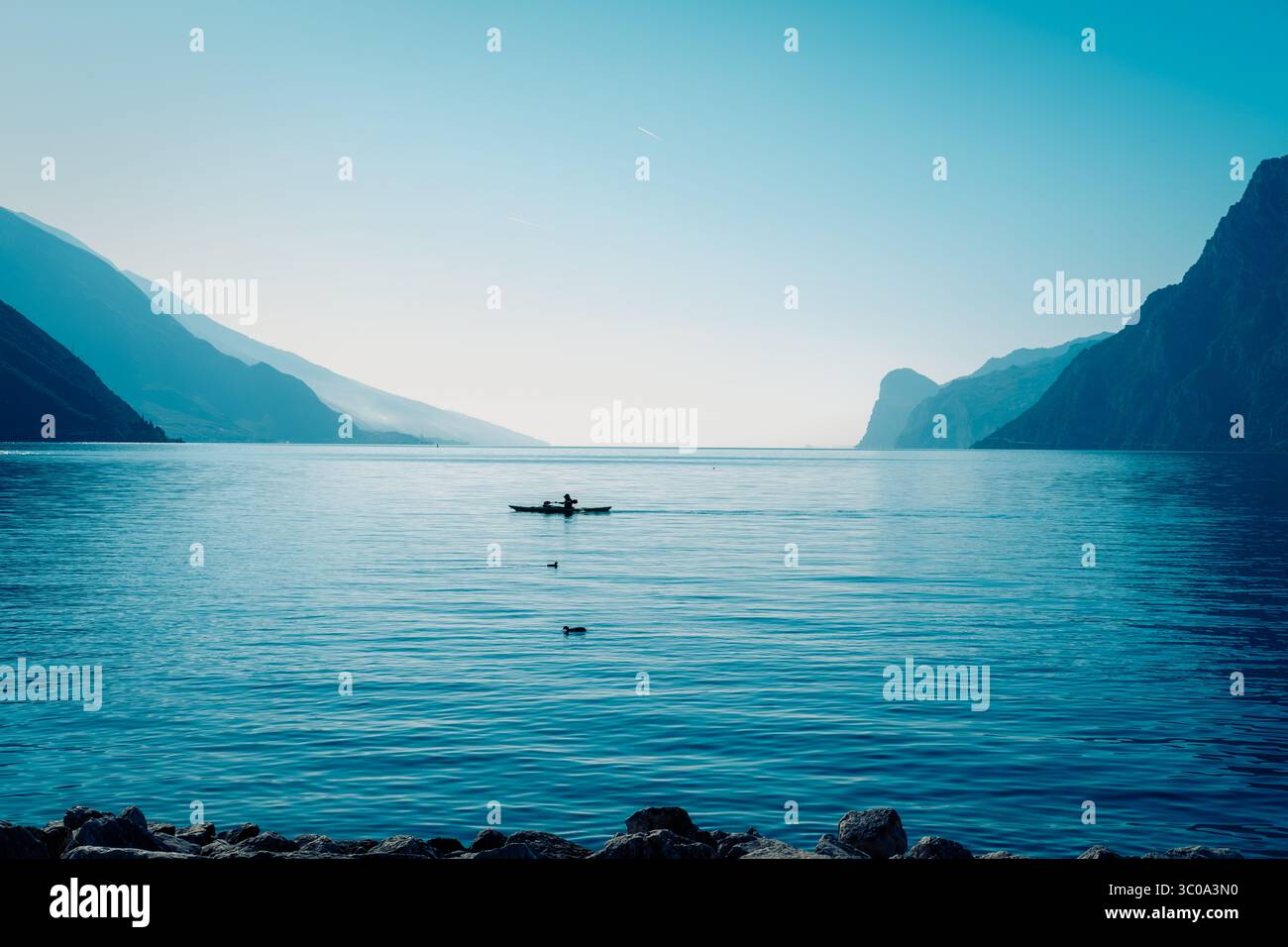 Herbst Gardasee Berge und Bootsblick Stockfoto