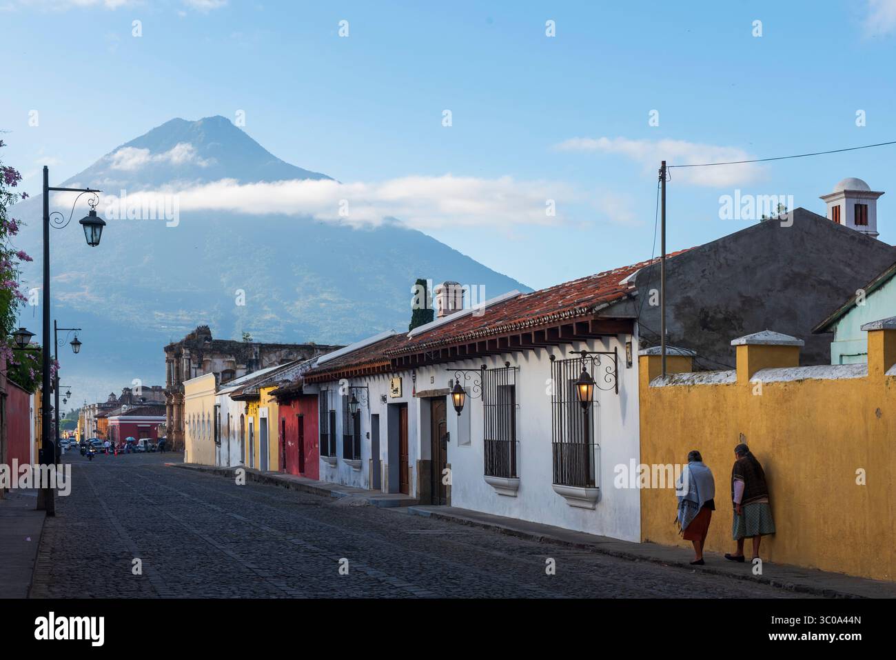 Zwei Frauen laufen auf einer leeren Straße in Antigua Stockfoto Zwei Frauen laufen auf einer leeren Straße in Antigua Stockfoto